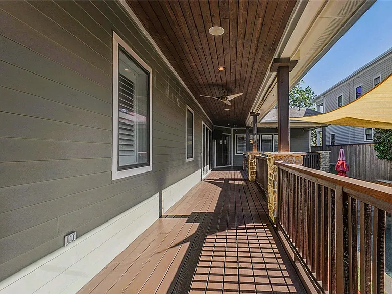 2219 Columbia St — Photo 44