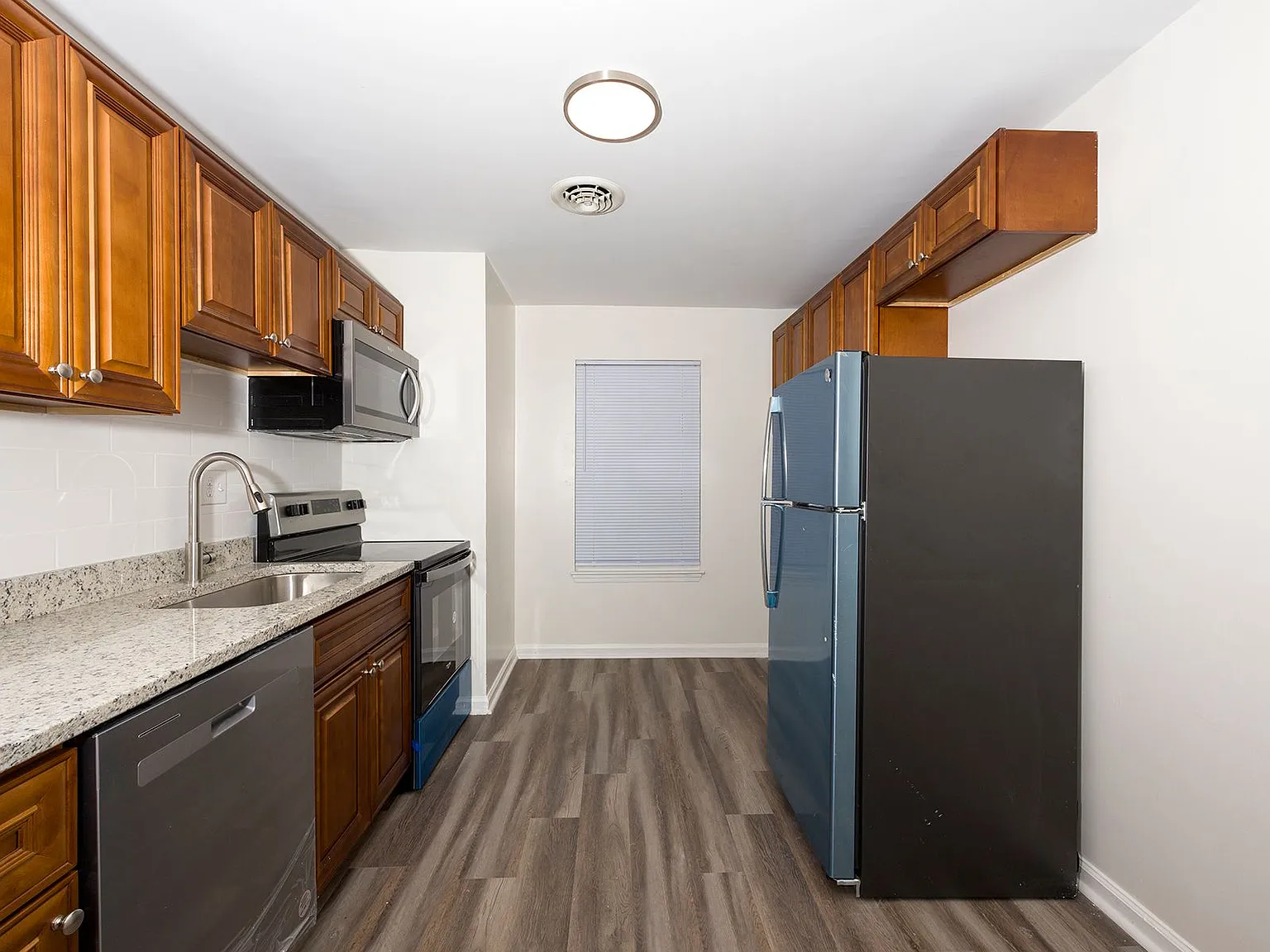 3 bed, 1.5 bath, 901 sqft, $1,775 — Photo 4