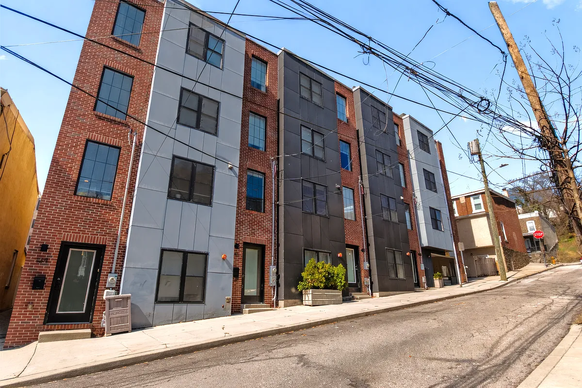 Building Photo - 136 Burnside St