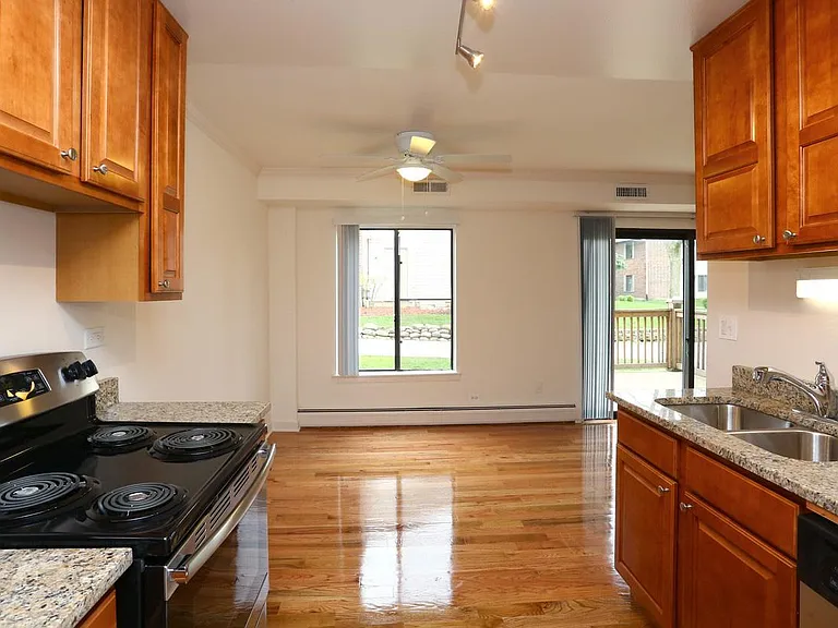 Emerald Court Apartments — Photo 61