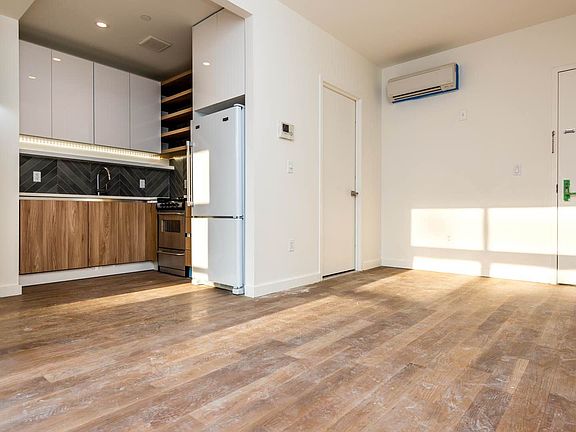 4th image of 555 Graham Ave APT 2B