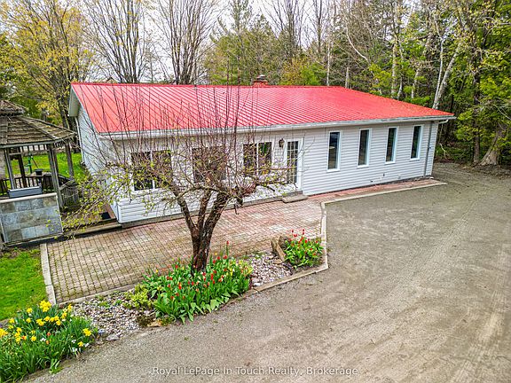 4th image of 2554 Champlain Rd