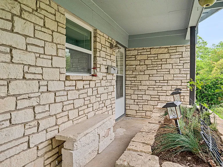 1422 Yorkshire Dr — Photo 4