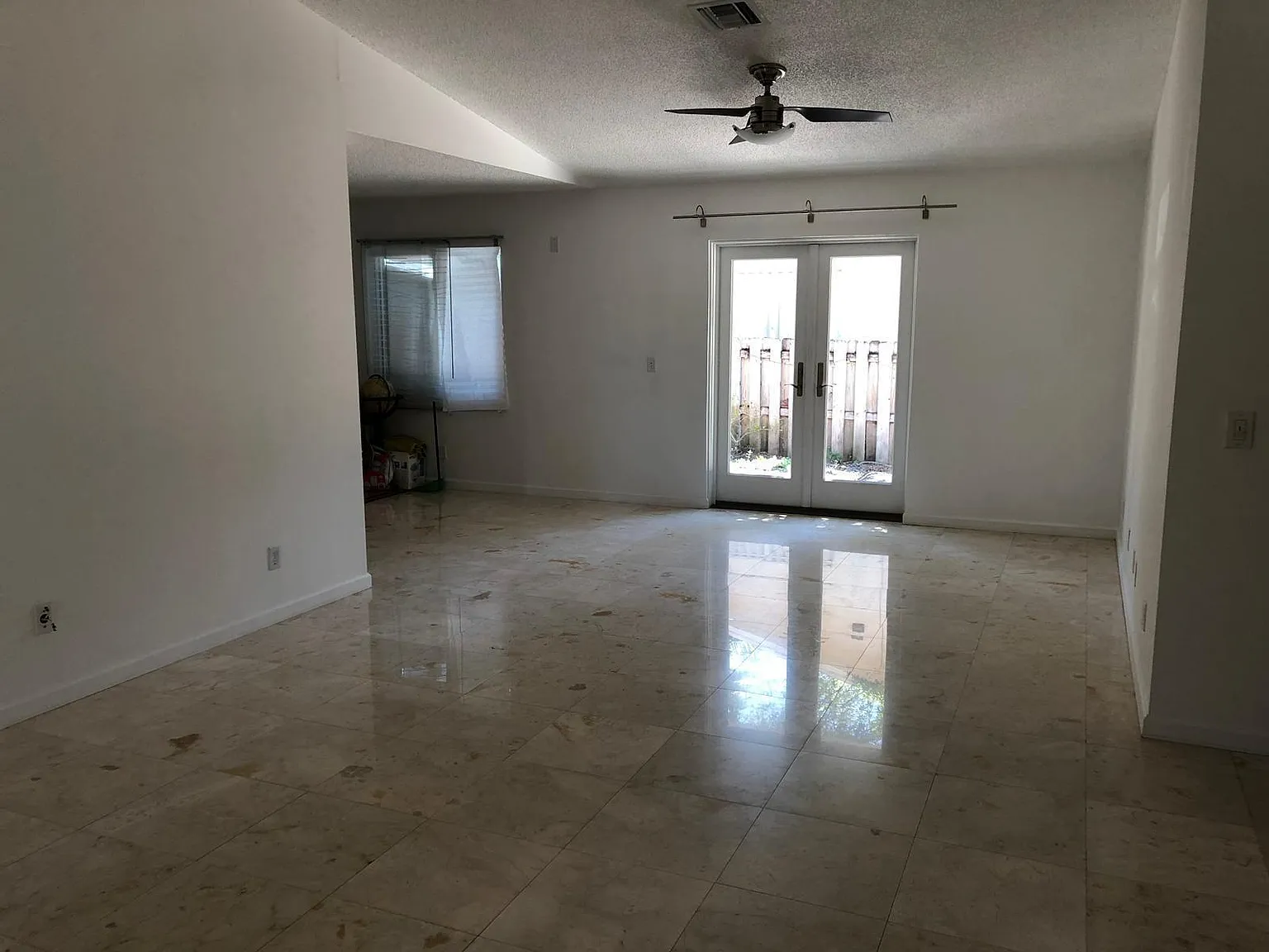 3 bed, 2.0 bath, 1388 sqft, $3,287 — Photo 4