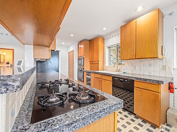 5th image of 985 Guffy Road