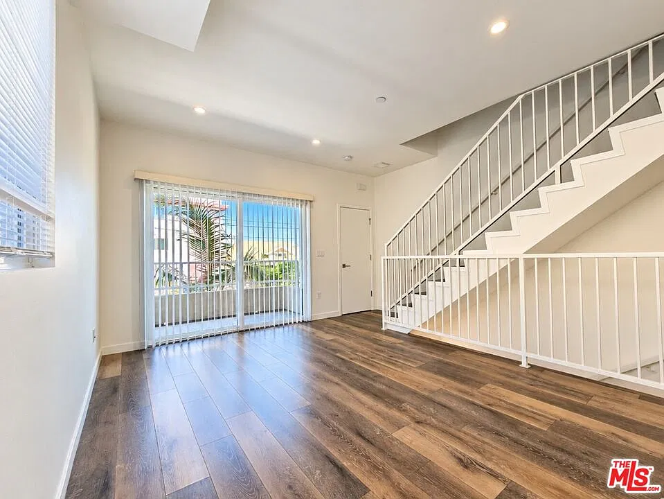 3 bed, 3.0 bath, 1254 sqft, $3,500 — Photo 2