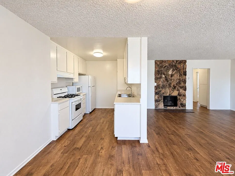 2 bed, 2.0 bath, 1000 sqft, $2,950 — Photo 3