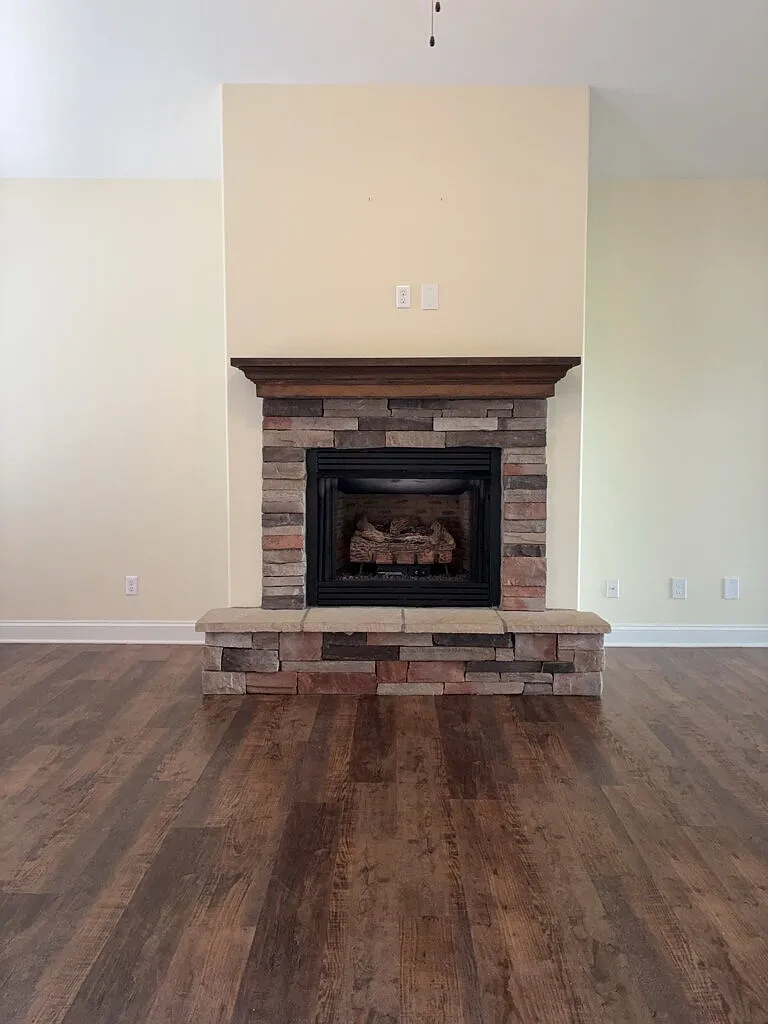 3 bed, 2.0 bath, 1396 sqft, $2,400 — Photo 4