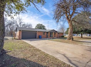 107 W Quapaw St, Lindsay, OK 73052