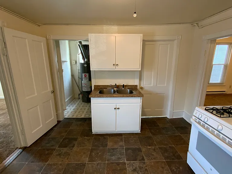 3 bed, 1.0 bath, 580 sqft, $1,150 — Photo 33
