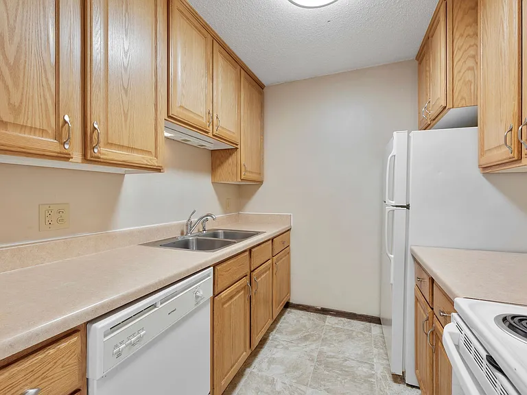 Shamrock Court Apartments — Photo 8