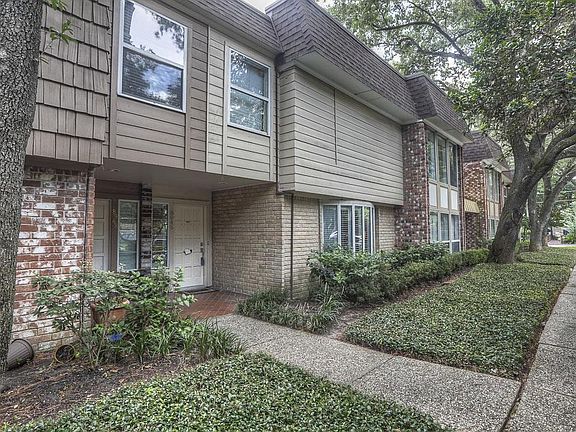 2nd image of 8946 Chatsworth Dr #8946