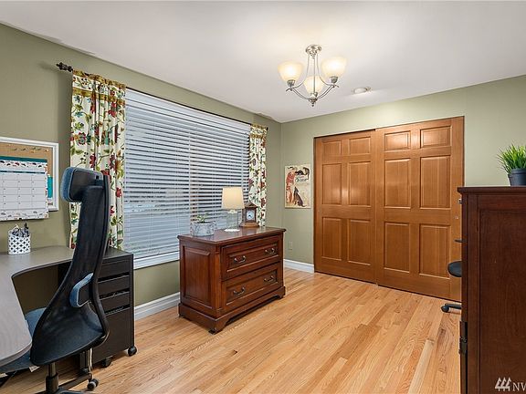 4th image of 4511 223rd Pl NE