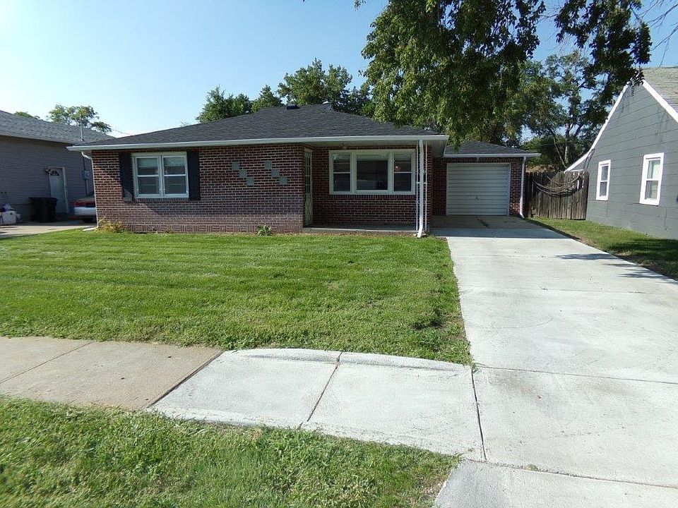 1st image of 1911 W 1st St