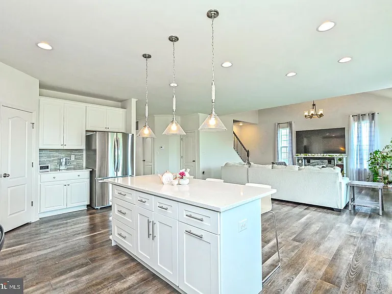 106 Alliance Ct — Photo 3