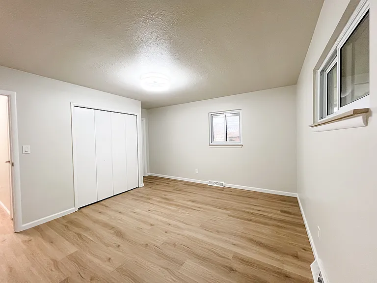 484 Jeannette Dr — Photo 9