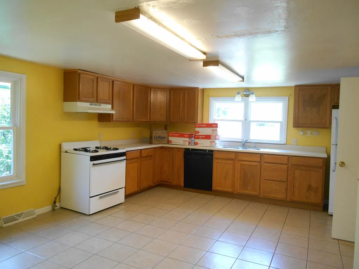 5 bed, 1297 sqft, $2,400 — Photo 3