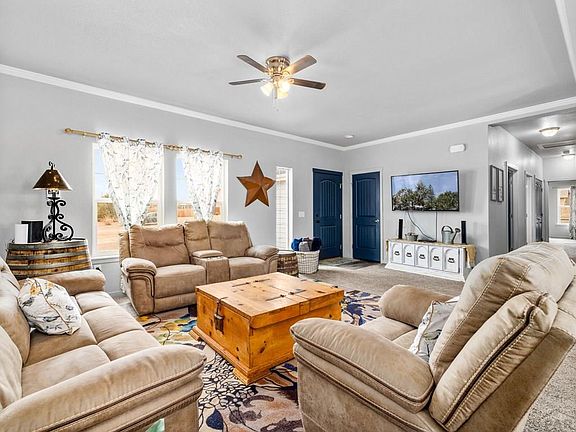 5th image of 933 E Blackstone Dr