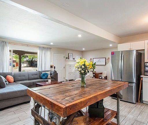 5th image of 2542 E Hedrick Dr