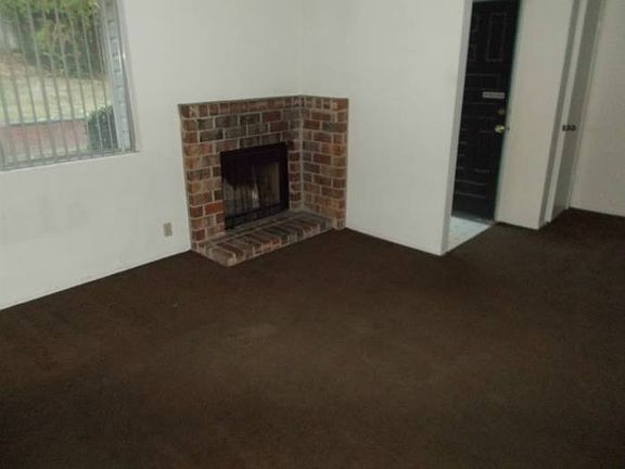 Living Rm w/Fireplace