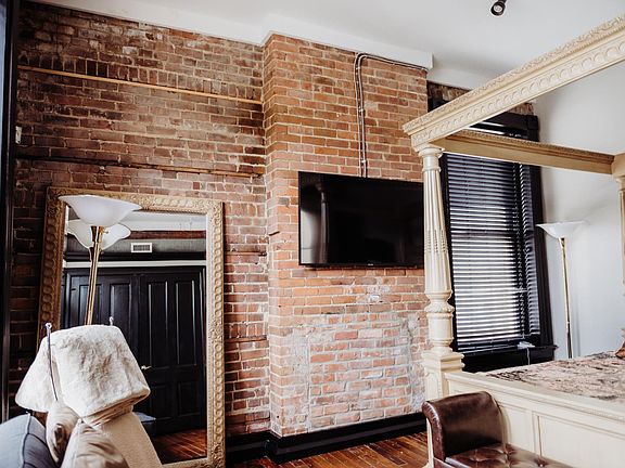 3rd image of 275 S Limestone Unit 110