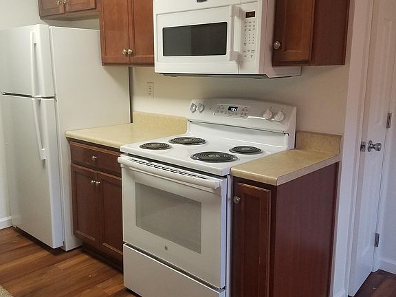 2nd image of 3010 Williamsburg Dr APT 1