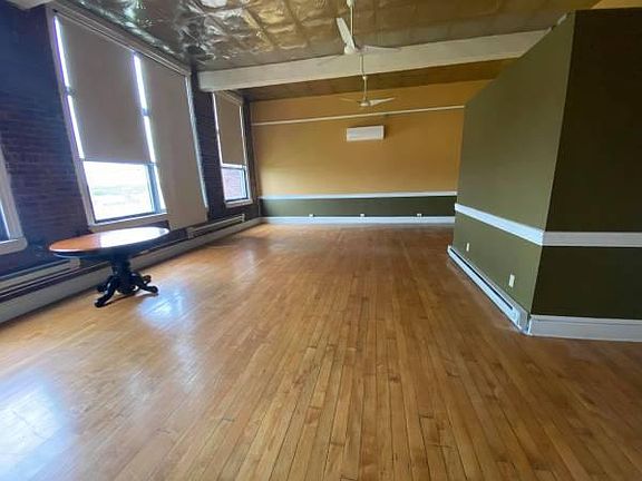 2nd image of 952 E Main St