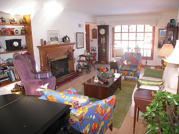 3rd image of 901 E Lancaster Ave