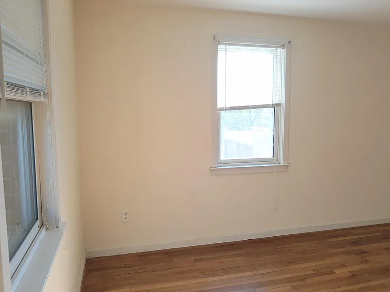 319 12th St NE #5 — Photo 8