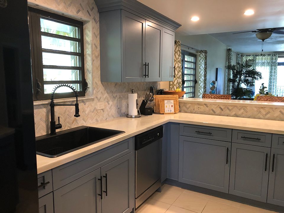 Deep ceramic sink and black hardware