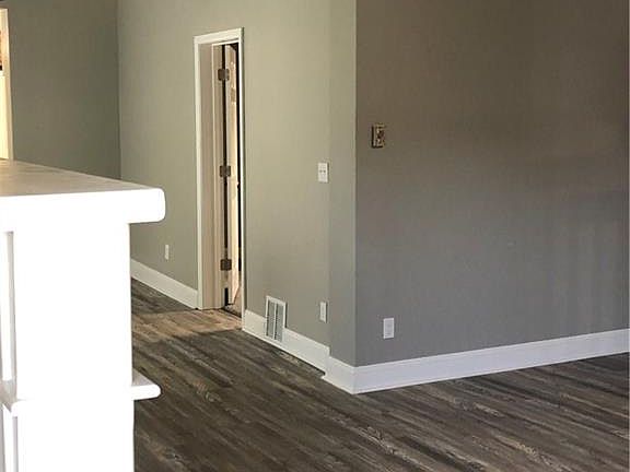3rd image of 198 Miller St