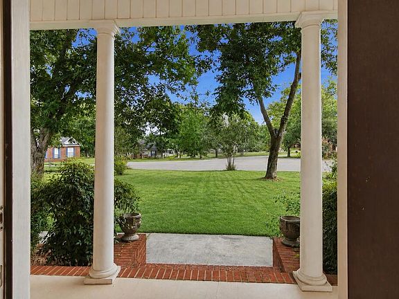 3rd image of 185 Hidden Springs Ct