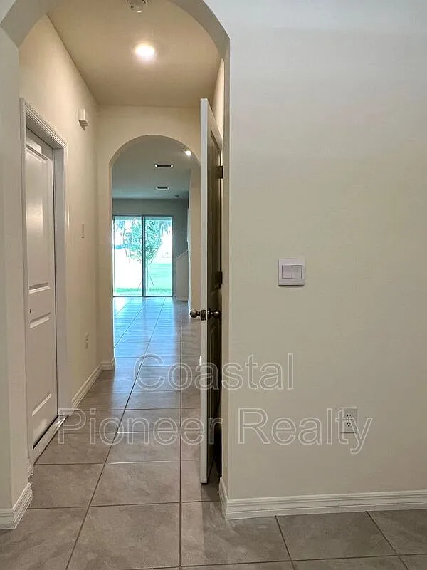 3 bed, 2.5 bath, 1673 sqft, $1,700 — Photo 2