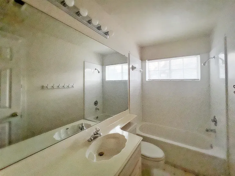 6204 Old Harbor Ln — Photo 27