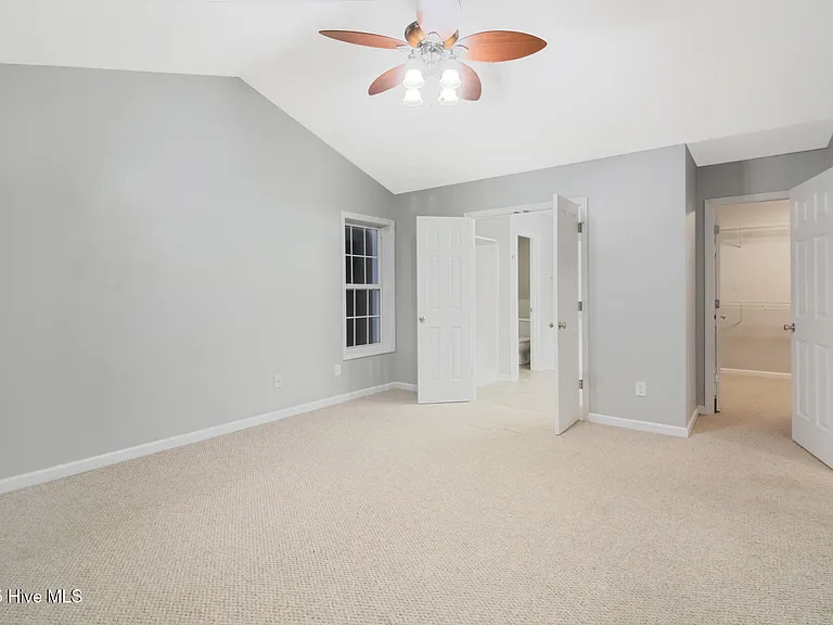 102 Huntington Ct — Photo 23