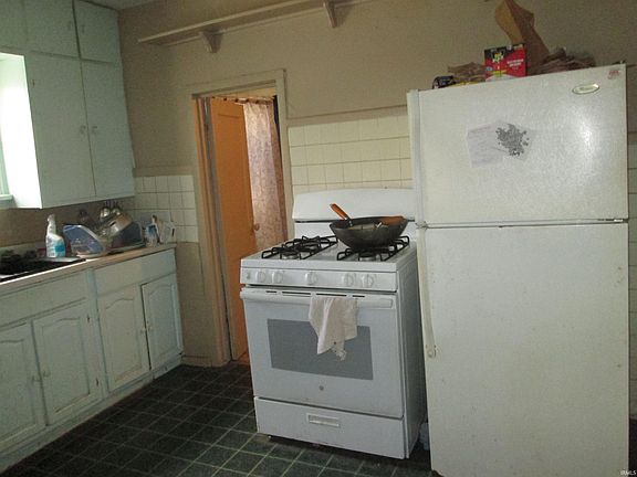 2nd image of 822 W Bethel Ave
