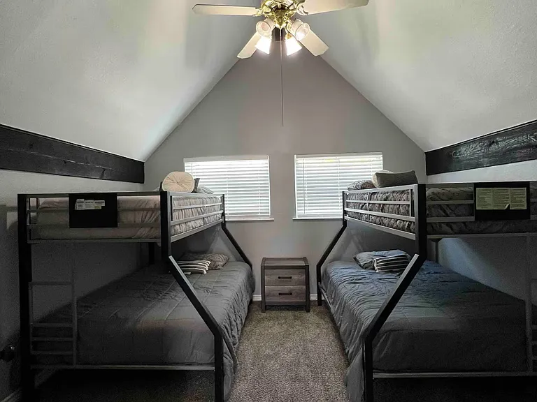 325 Bay Ct — Photo 13
