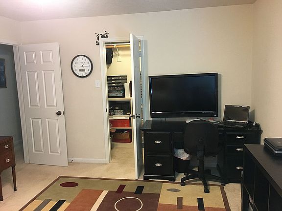 Middle bedroom