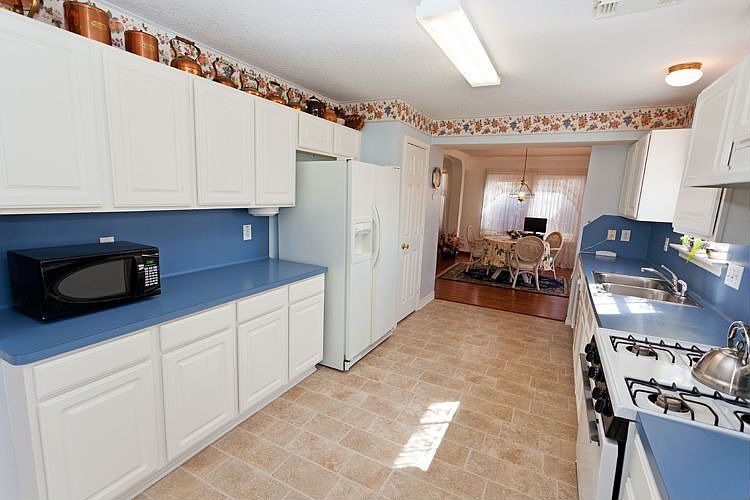 Lots of cabinetry and counter space in the Kitchen