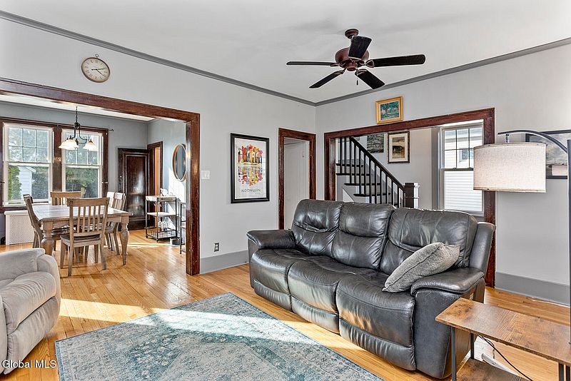 3rd image of 39 Lawnridge Avenue