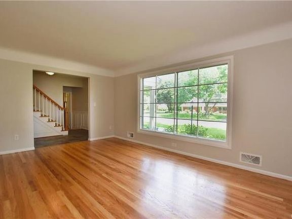 4th image of 332 Woodedge Dr