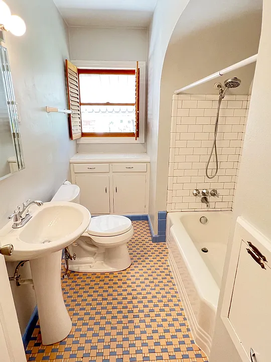 4 bed, 2500 sqft, $3,100 — Photo 4