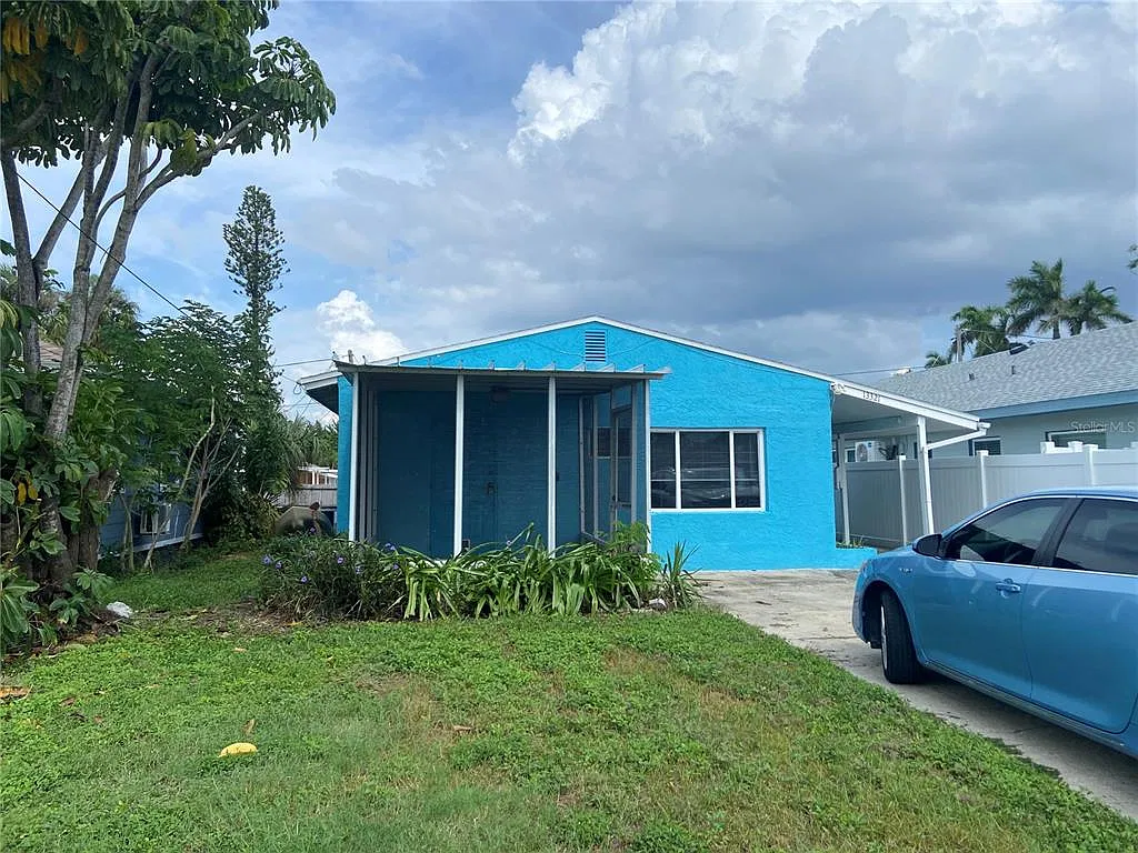 2 bed, 1.0 bath, 952 sqft, $2,300 — Photo 1