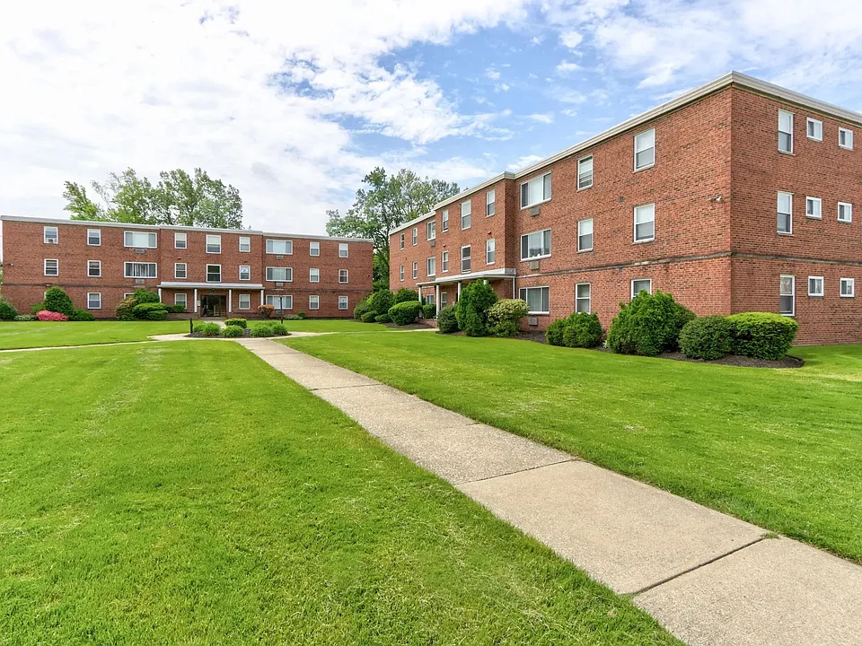 Ellacott Parkway Apartments