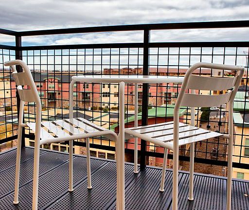 Balcony w/bistro set