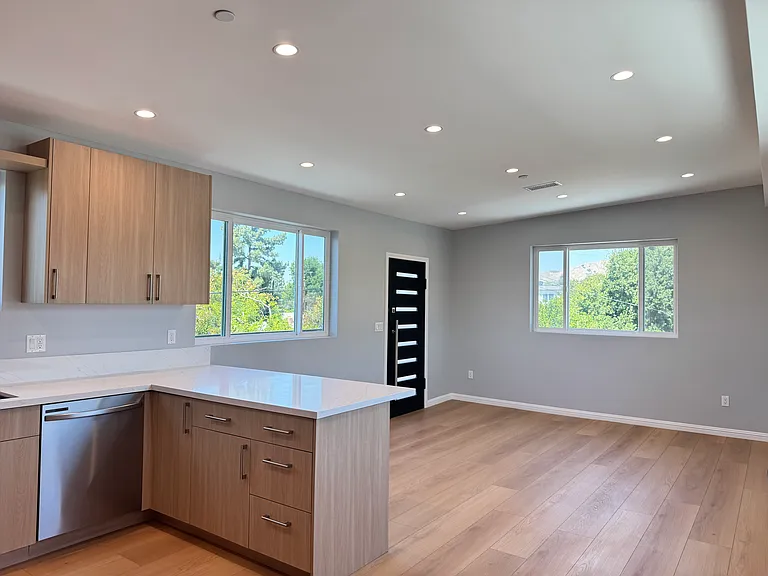 11579 Garrick Ave — Photo 16
