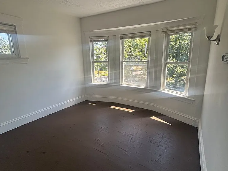12327 Phillips Ave — Photo 7
