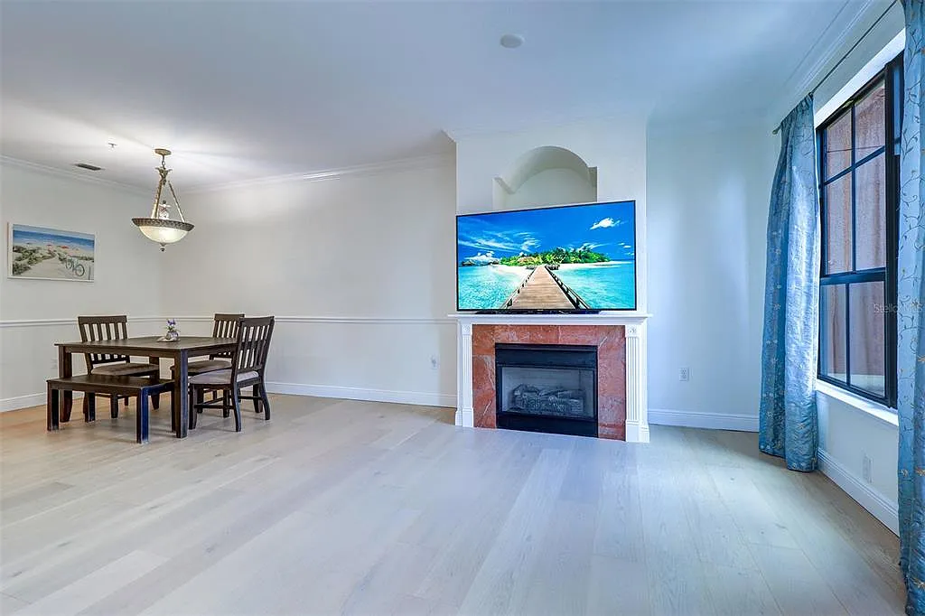 2 bed, 2.0 bath, 1198 sqft, $2,400 — Photo 4