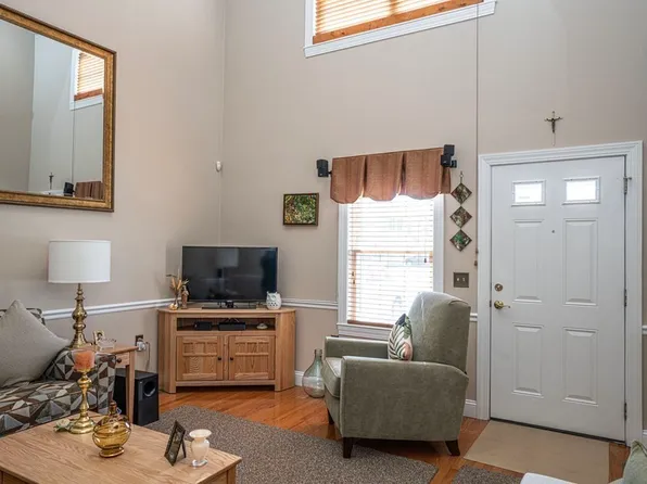 166 Pinehurst Ave APT 4, Swansea, MA 02777