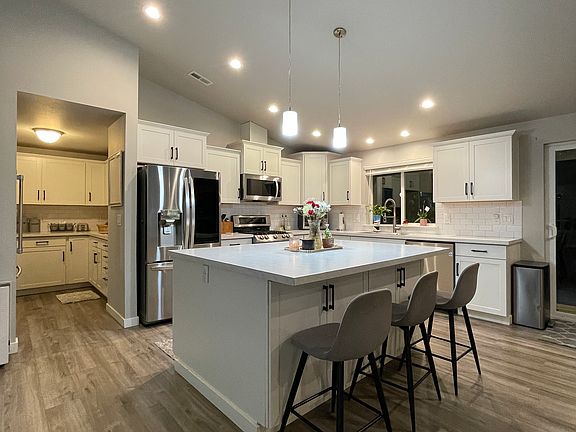 Large Kitchen w/ a large island